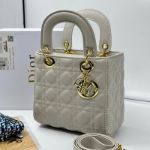 صورة ليدي ديور مع علبة Dior ، لون سكري