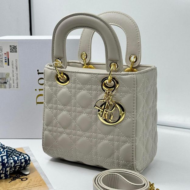صورة ليدي ديور مع علبة Dior ، لون سكري