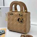 صورة ليدي ديور مع علبة Dior ، لون سكري