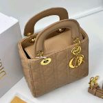 صورة ليدي ديور مع علبة Dior ، لون سكري