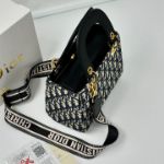 صورة ميني ليدي ديور مع علبه mini lady dior