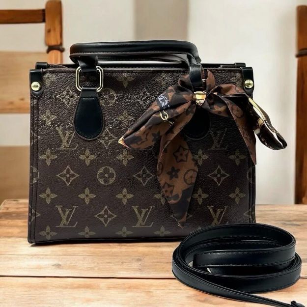 صورة كروس LV مع علبة
