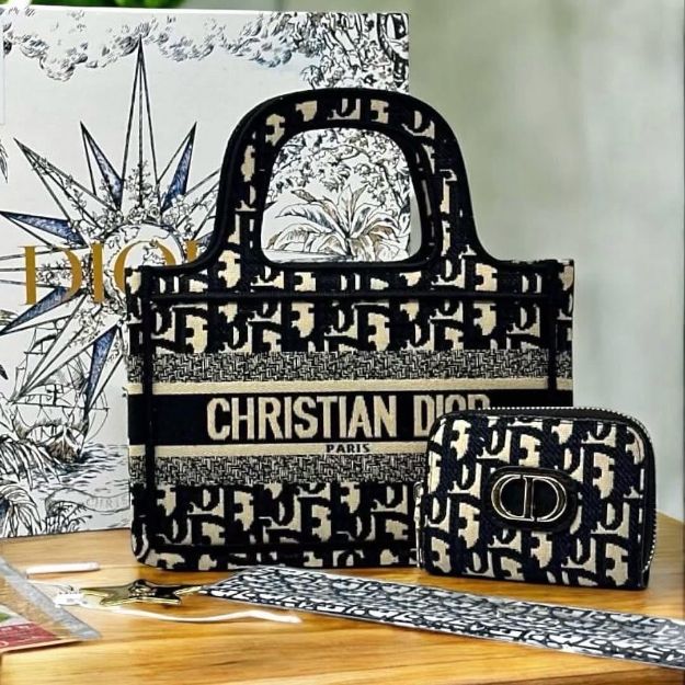 صورة Dior Package - باكج ديور مع جزدان