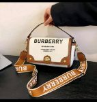 صورة كروس Burberry مع علبة - لون بني