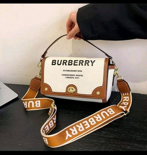 صورة كروس Burberry مع علبة - لون بني