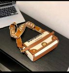 صورة كروس Burberry مع علبة - لون بني