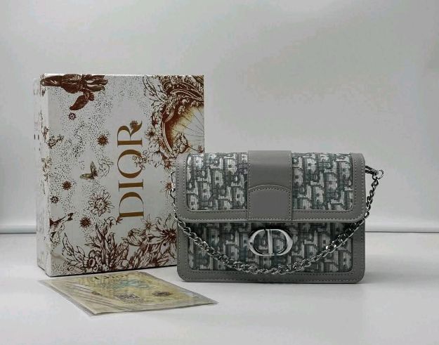 صورة كروس ديور مع علبة - Dior